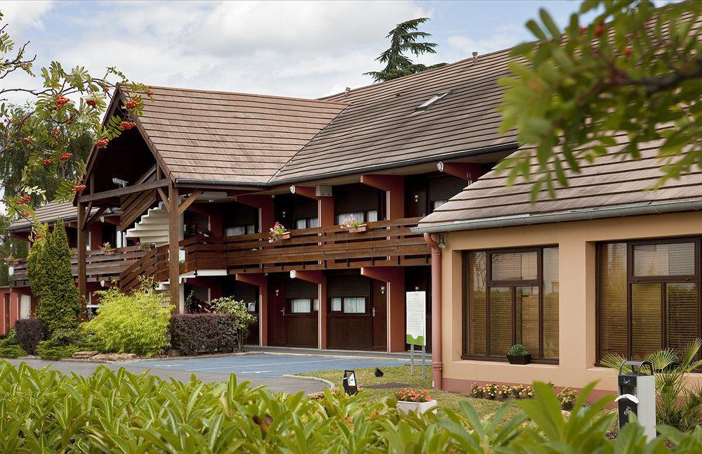 Campanile Fougeres Hotel Exterior photo